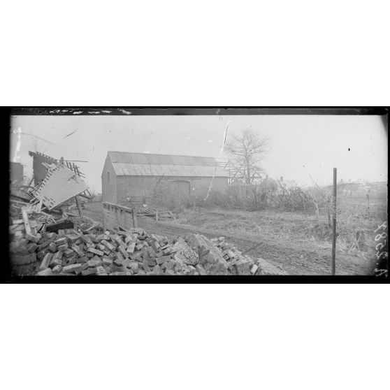 Guny, Somme, reconstruction d'un toit. [Légende d'origine]