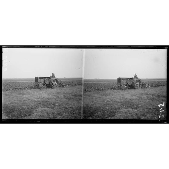 Guny, Somme, tracteur automobile trainant une charrue. [Légende d'origine]