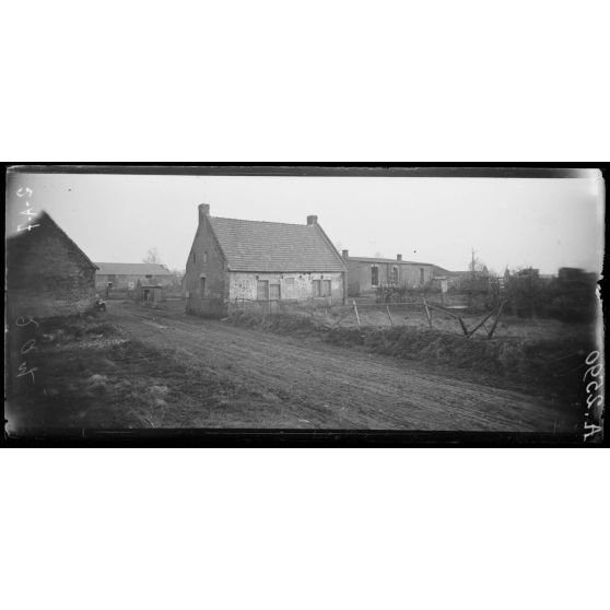 Créméry, Somme, l'école et la mairie reconstruite. [Légende d'origine]