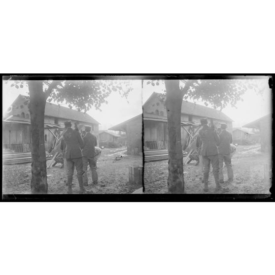 Roye (Somme). Prisonniers allemands à la scierie (nov. 1917). [légende d'origine]