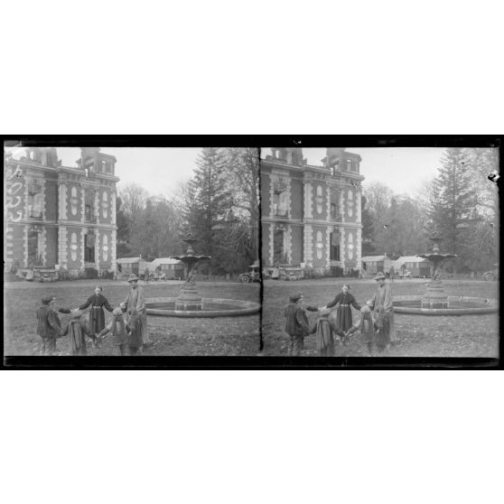 Grécourt (Somme). Dispensaire américain. Enfants dans le parc. [légende d'origine]