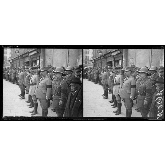 Vicence. Place des Seigneurs. Prestation de serment des jeunes recrues ; les officiers des armées alliées. [légende d'origine]