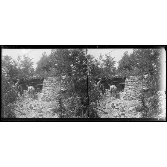 Région de Capitello. Construction d'abris. [légende d'origine]