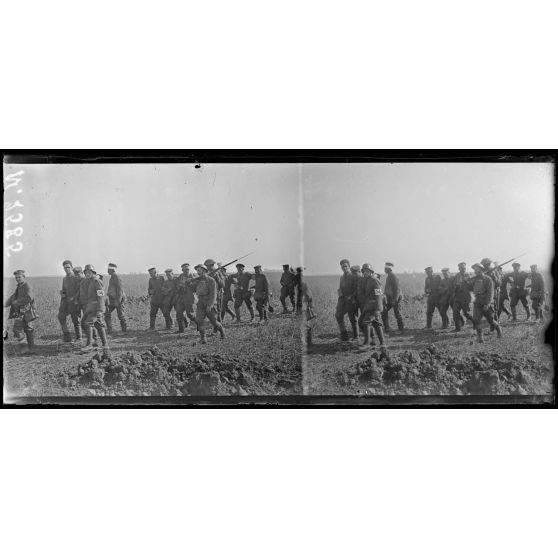 Vers Longpont (ferme de Beaurepaire). Terrain conquis par la 38e DI, régiment d'infanterie coloniale du Maroc. Prisonniers sous la garde d'Américains. [légende d'origine]