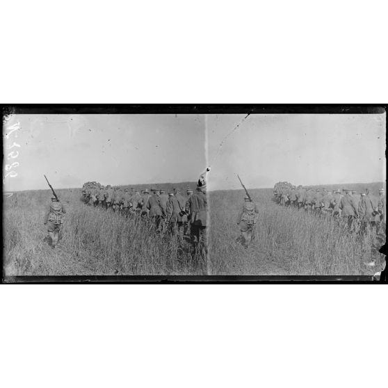 Vers Longpont (ferme de Beaurepaire). Terrain conquis par la 38e DI, régiment d'infanterie coloniale du Maroc. Prisonniers sous la garde d'Américains. [légende d'origine]