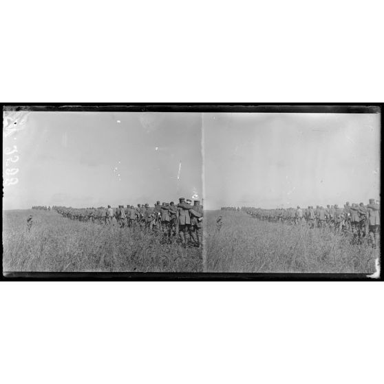 Vers Longpont (ferme de Beaurepaire). Terrain conquis par la 38e DI, régiment d'infanterie coloniale du Maroc. Convoi de prisonniers sur le terrain conquis. [légende d'origine]