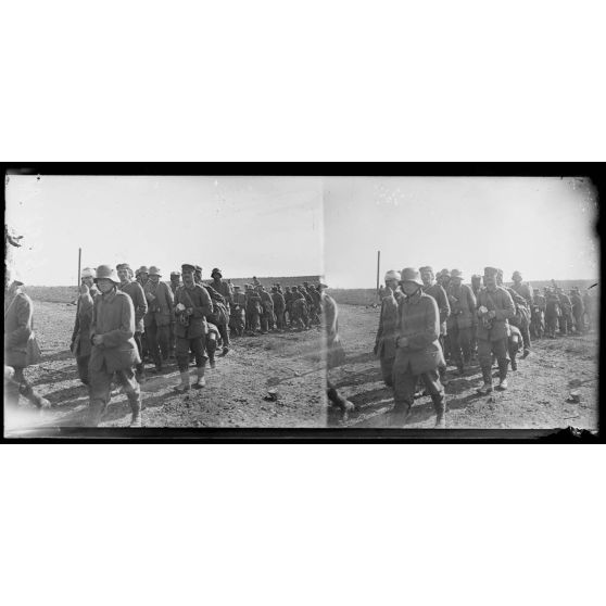 Vers Longpont (ferme de Beaurepaire). Terrain conquis par la 38e DI, régiment d'infanterie coloniale du Maroc. Convoi de prisonniers sur le terrain conquis. [légende d'origine]