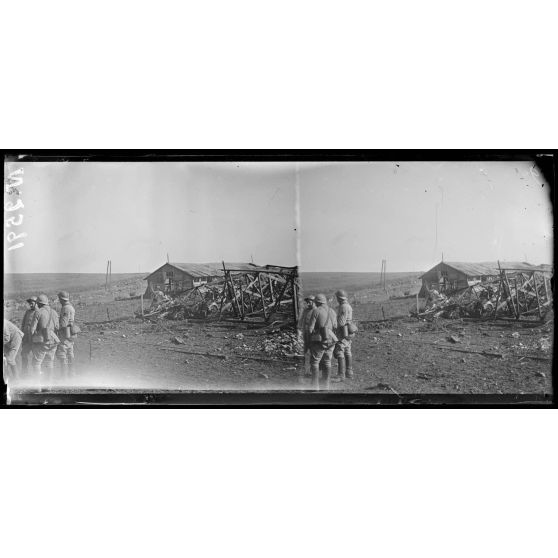 Vers Longpont (ferme de Beaurepaire). Terrain conquis par la 38e DI, régiment d'infanterie coloniale du Maroc. L'ancien camp d'aviation française repris par les Français. [légende d'origine]