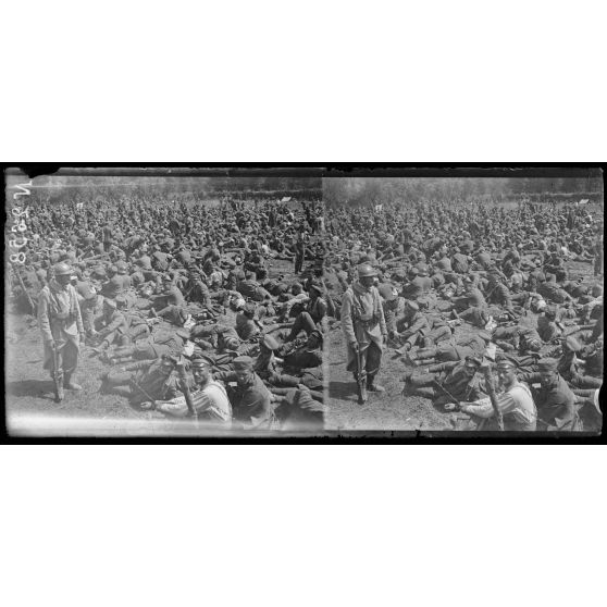 Béthancourt (Aisne). Camp de prisonniers. Prisonniers arrivant des lignes. [légende d'origine]