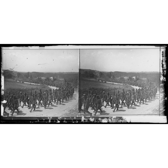 Béthancourt (Aisne). Colonne de prisonniers allemands, officiers en tête. [légende d'origine]