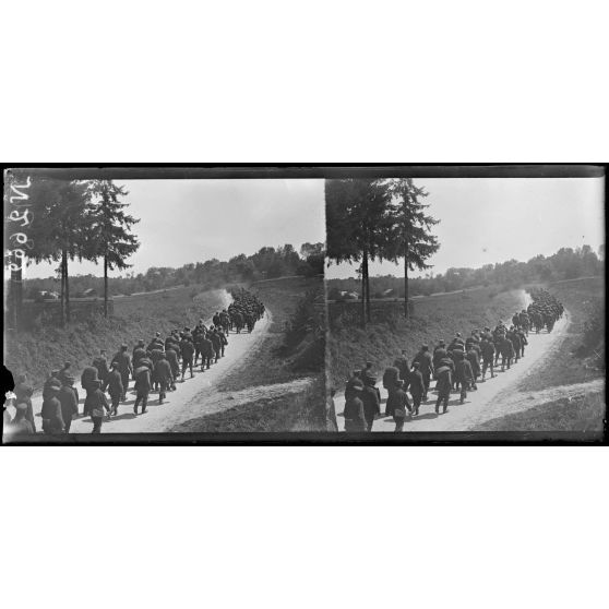 Béthancourt (Aisne). Colonne de prisonniers allemands, officiers en tête. [légende d'origine]