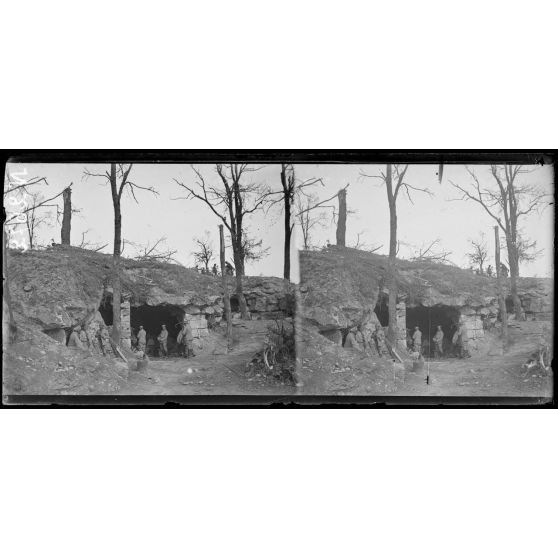 Saint-Pierre-Aigle (Aisne). Artilleurs cantonnant dans les grottes. [légende d'origine]