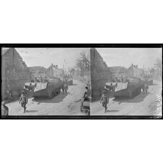 Dommiers (Aisne). Char d'assaut Saint-Chamond traversant le village. [légende d'origine]