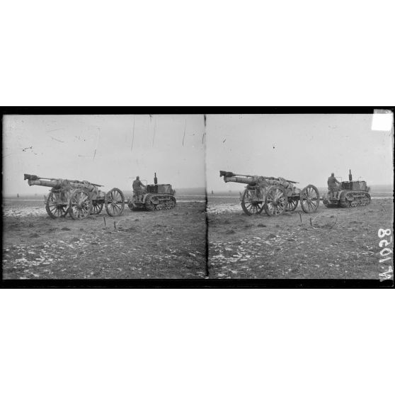 Champ d'exercice de Bouy. Tracteur caterpillar attelé à une pièce de 155 long. [légende d'origine]