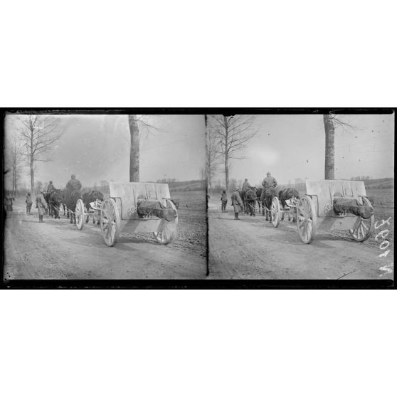 Région de Baconnes (Marne). Canon de 105 allant prendre position (avril 1917). [légende d'origine]