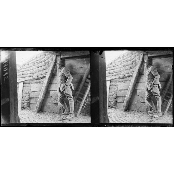 Près la Butte du Mesnil (Marne). Sortie du tunnel menant au bois en fer de lance (avril 1917). [légende d'origine]