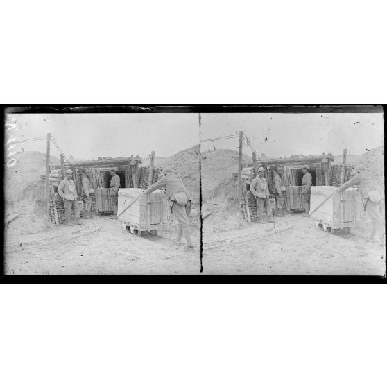 Région de la butte du Mesnil (Marne). Entrée du tunnel menant au bois en fer de lance. [légende d'origine]