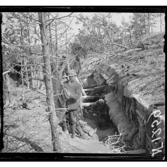 Région du Mont sans Nom (Marne). Anciens abris de Hackbourg. [légende d'origine]