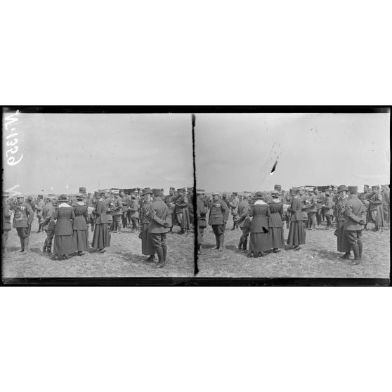 Vouzy (Marne), les artistes du théâtre aux armées parmi les officiers et les soldats lors de la fête de la Division marocaine. [légende d'origine]