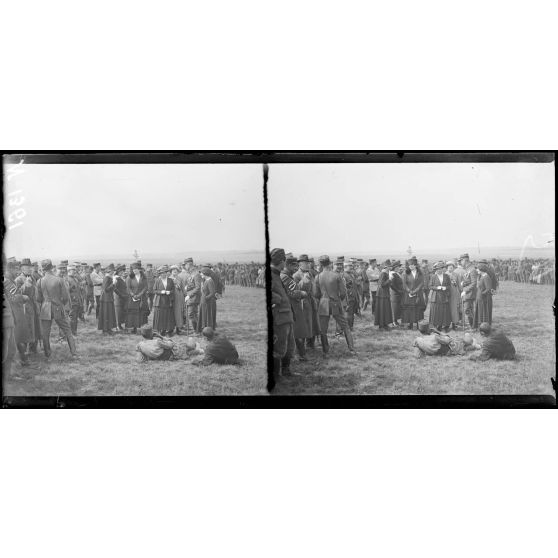 Vouzy (Marne), fête de la Division marocaine, les artistes parmi les officiers et les soldats. [légende d'origine]