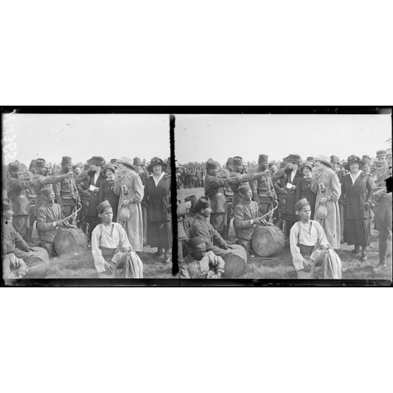 Vouzy (Marne), fête de la Division marocaine, artistes du théâtre aux armées visitant les troupes. [légende d'origine]