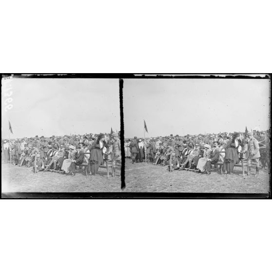 Vouzy (Marne), fête de la Division marocaine, artistes assistant au spectacle. [légende d'origine]