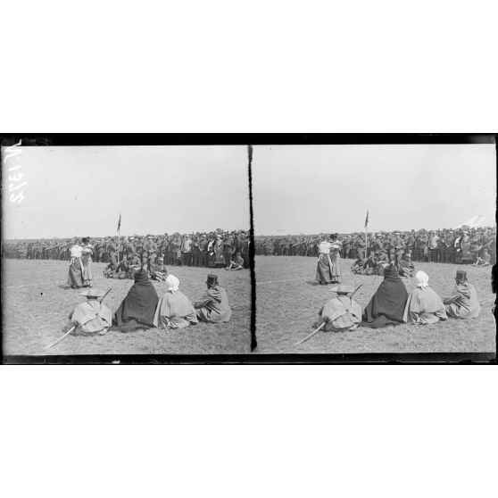 Vouzy (Marne), fête de la Division marocaine, pantomimes et danses arabes. [légende d'origine]