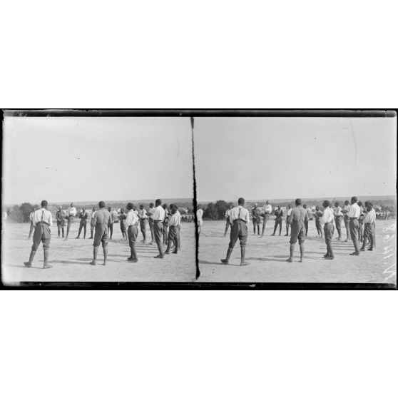 Mailly-le-Camp (Aube). Jeux des troupes sénégalaises. [légende d'origine]