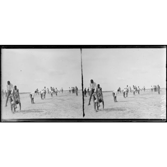 Mailly-le-Camp (Aube). Jeux des troupes sénégalaises. [légende d'origine]