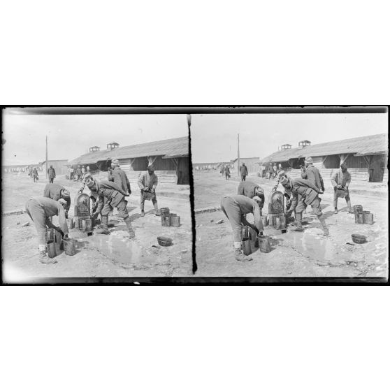 Mailly-le-Camp (Aube). Tirailleurs sénégalais à la fontaine. [légende d'origine]