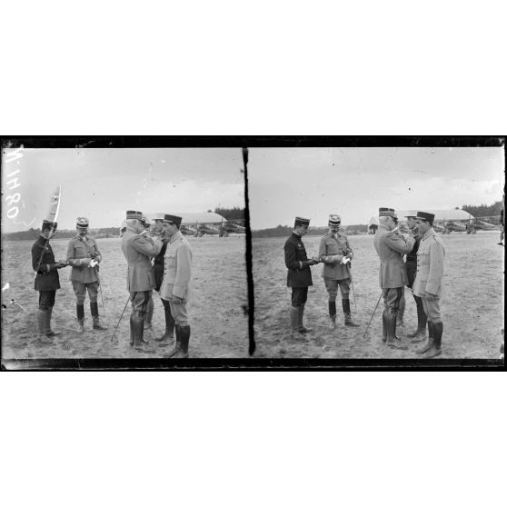 Front de Champagne. Camp de la Noblette (Marne). Le général Fayolle décore des aviateurs (juin 1917). [légende d'origine]