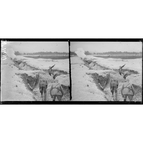 Sompuis (Marne). Centre d'instruction des troupes sénégalaises. Combat à la grenade dans les boyaux (Juin 1917). [légende d'origine]