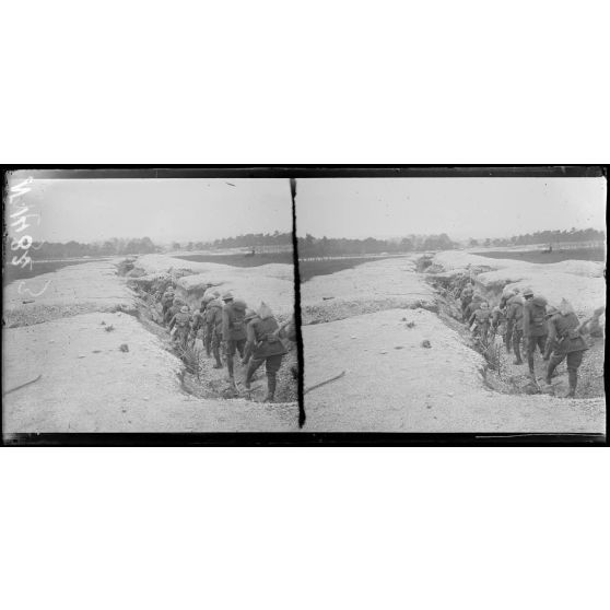 Sompuis (Marne). Centre d'instruction des troupes sénégalaises, progression par les boyaux (Juin 1917). [légende d'origine]