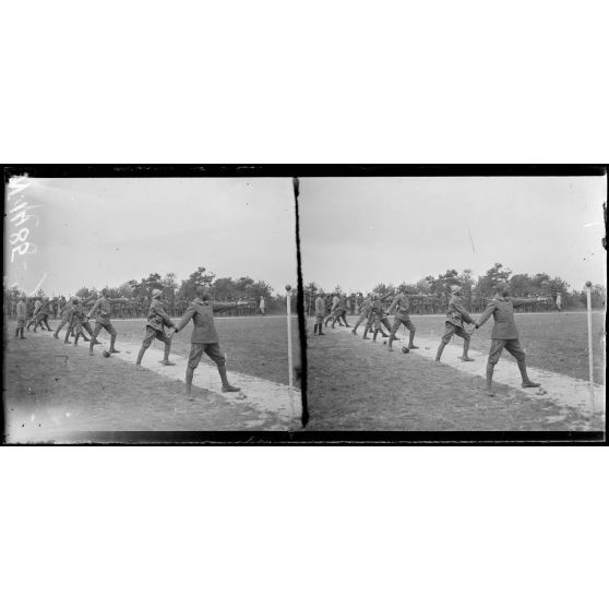 Sompuis (Marne). Centre d'instruction des troupes sénégalaises. Entraînement au lancement de la grenade (Juin 1917). [légende d'origine]