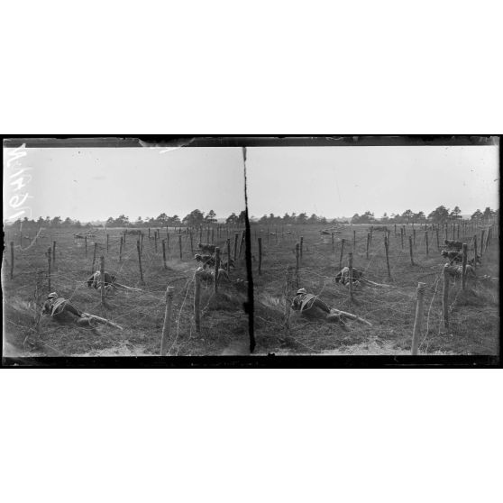 Sompuis (Marne). Centre d'instruction des troupes sénégalaises. Reptation à travers des réseaux de fils de fer (Juin 1917). [légende d'origine]