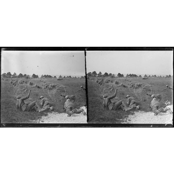 Sompuis (Marne). Centre d'instruction des troupes sénégalaises. Exercice de pose de fils de fer (Juin 1917). [légende d'origine]