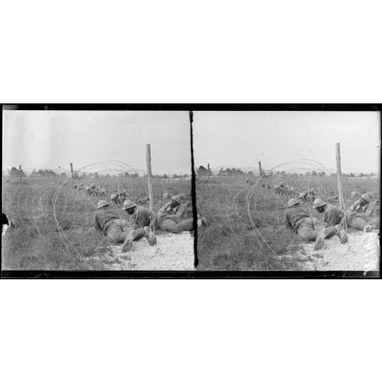 Sompuis (Marne). Centre d'instruction des troupes sénégalaises. Exercice de pose de fils de fer (Juin 1917). [légende d'origine]