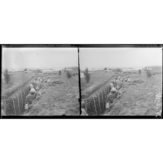 Sompuis (Marne). Centre d'instruction des troupes sénégalaises. Exercices de fusiliers mitrailleurs (Juin 1917). [légende d'origine]