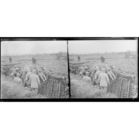 Sompuis (Marne). Centre d'instruction des troupes sénégalaises. Exercices de fusiliers mitrailleurs (Juin 1917). [légende d'origine]