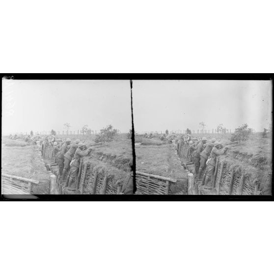 Sompuis (Marne). Centre d'instruction des troupes sénégalaises. Exercices de tir (Juin 1917). [légende d'origine]