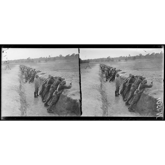 Sompuis (Marne). Centre d'instruction des troupes sénégalaises. Exercices de fusiliers mitrailleurs (Juin 1917). [légende d'origine]