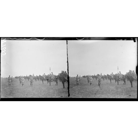 Entre Ramerupt et Dampierre (Aube). Prise d'armes pour la remise de la fourragère au 151e d'infanterie. Le général Fayolle passe sur le front des troupes (28-6-17). [légende d'origine]