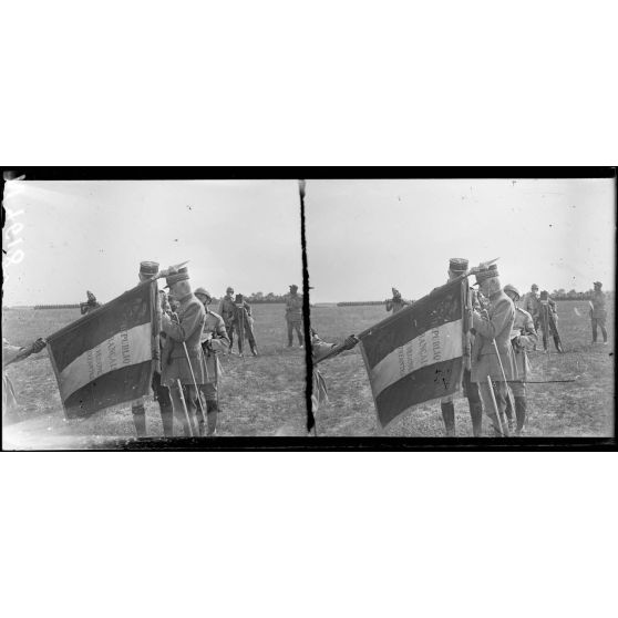 Entre Ramerupt et Dampierre (Aube). Prise d'armes pour la remise de la fourragère au 151e d'infanterie. Le général Fayolle décore le drapeau du 151e d'infanterie (28-6-17). [légende d'origine]