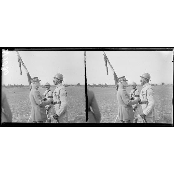 Entre Ramerupt et Dampierre (Aube). Prise d'armes pour la remise de la fourragère au 151e d'infanterie. Le général Fayolle félicite le colonel commandant le 151e régiment d'infanterie (28-6-17). [légede d'origine]