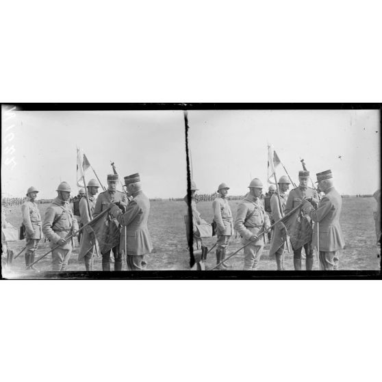 Entre Ramerupt et Dampierre (Aube). Prise d'armes pour la remise de la fourragère au 151e d'infanterie. Le général Fayolle décore le fanion d'un groupe d'artillerie de tranchées (28-6-17). [légede d'origine]