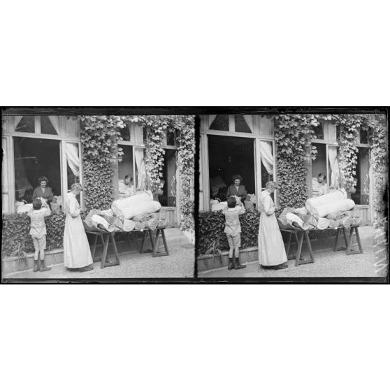 Paris. Oeuvre de l'armoire lorraine. Arrivée de stocks de linge (23-7-17). [légende d'origine]