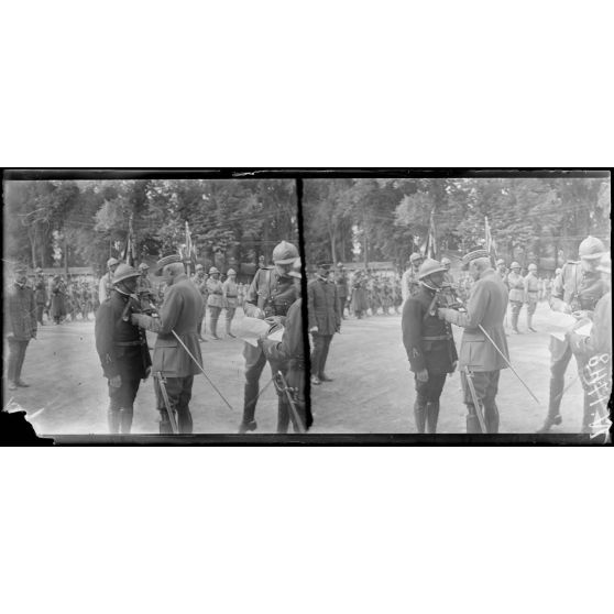 Châlons-sur-Marne (Marne). L'aviateur adjudant Madon est décoré de la légion d'honneur par le général Fayolle (14-7-17). [légende d'origine]