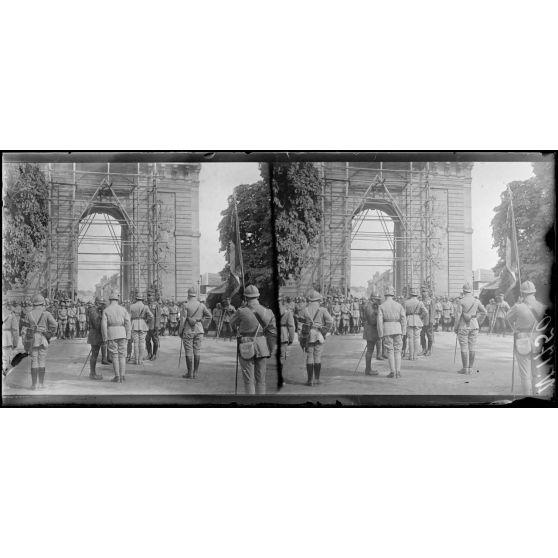 Châlons-sur-Marne (Marne). Remise de décorations devant la porte Sainte-Croix par le général Gouraud (14-7-17). [légende d'origine]