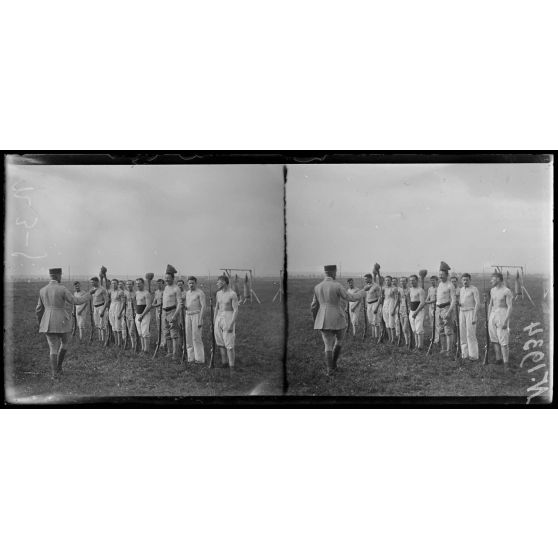 Melette (Marne). Centre d'entraînement des grenadiers d'élite. Exercices à la baïonnette, manoeuvres avec nouvelles gardes. [légende d'origine]