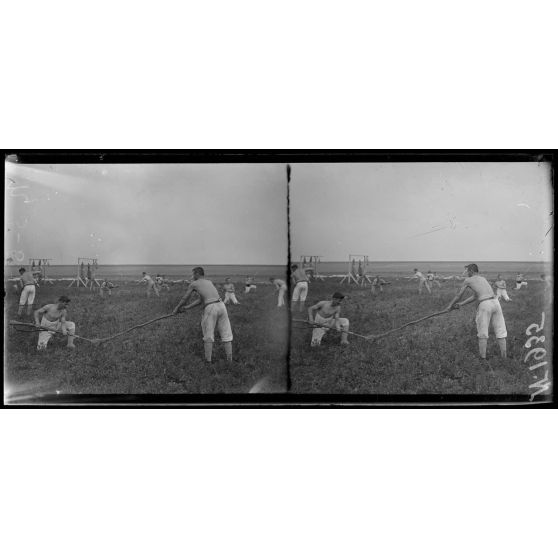 Melette (Marne). Centre d'entraînement des grenadiers d'élite. Exercices à la baïonnette, entraînement sur des tampons. [légende d'origine]